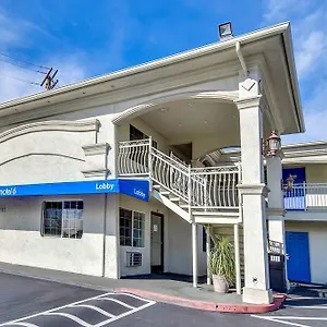 6 Hotel